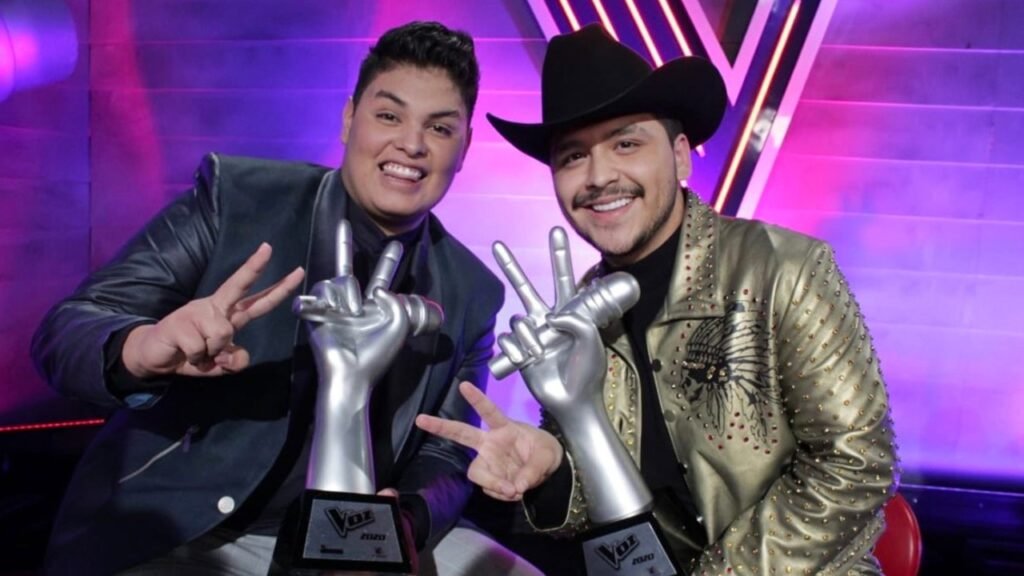Nodal junto al ganador de una de las temporadas